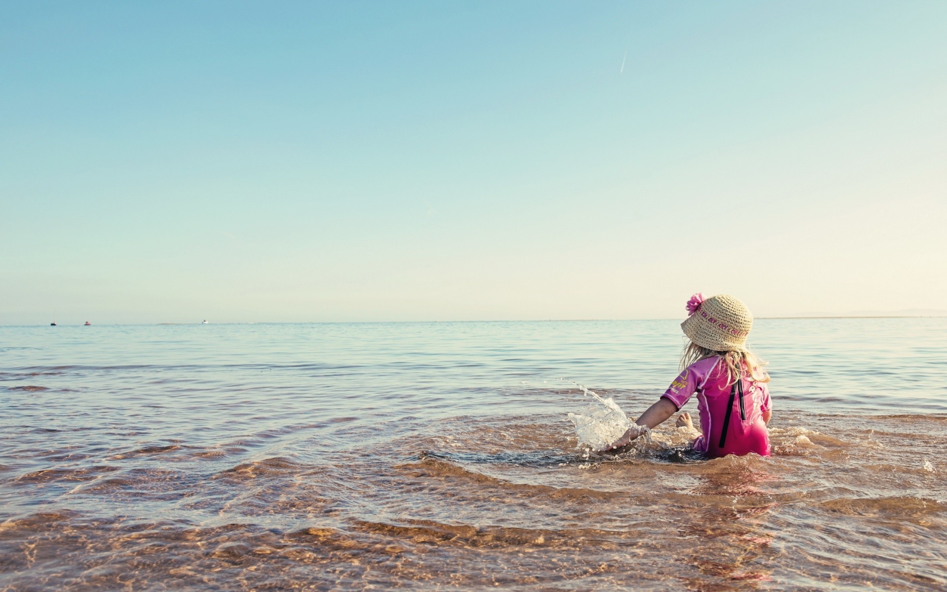 dzieci morze woda plaża ocean morze piasek podróże wakacje wakacje lato surf dziecko wakacje niebo fala słońce dziewczyna przyjemność styl życia