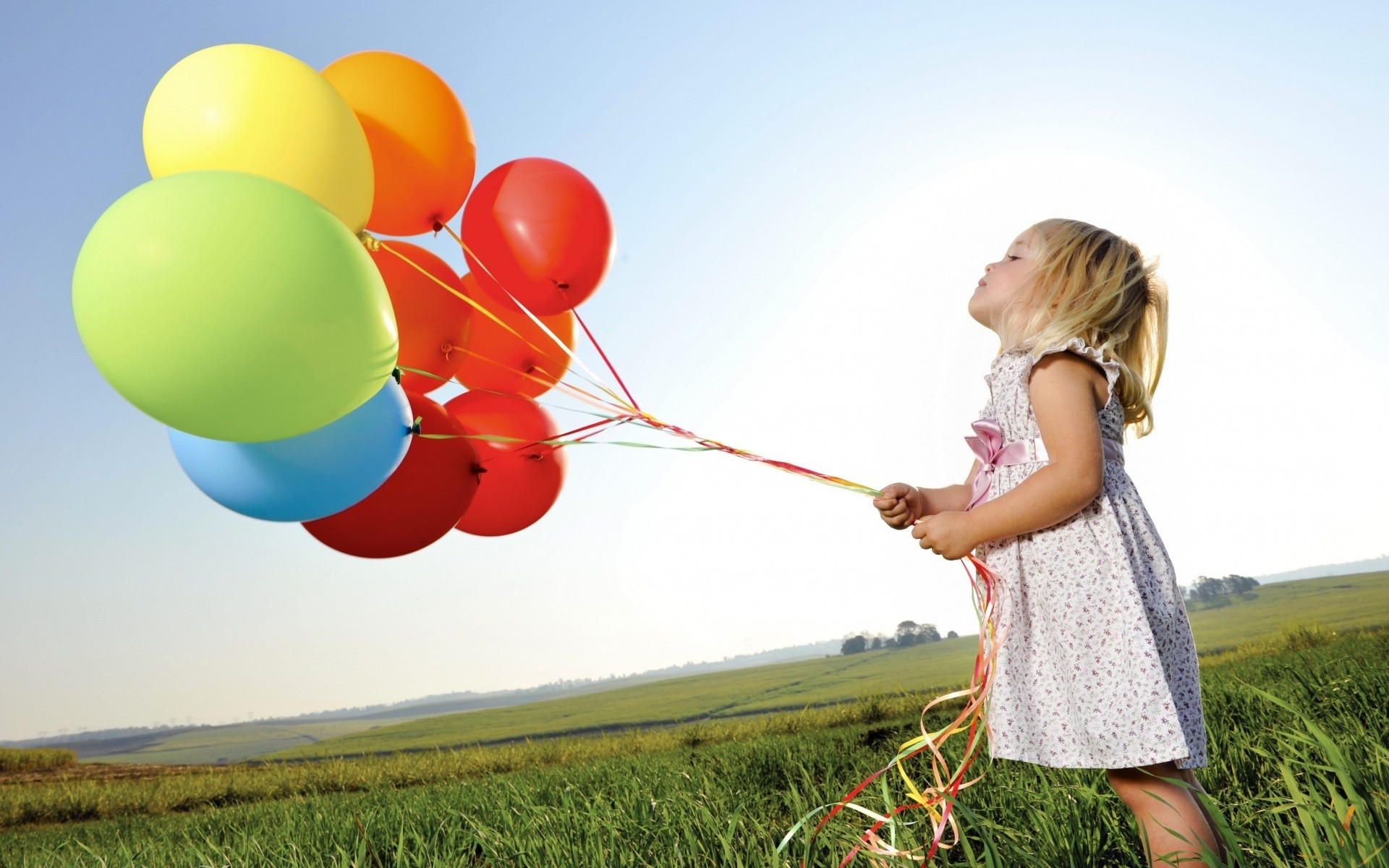 romantik ballon gras freude himmel erholung natur heuhaufen sommer glück im freien kind freude freiheit feld freude sorglos liebe schön urlaub