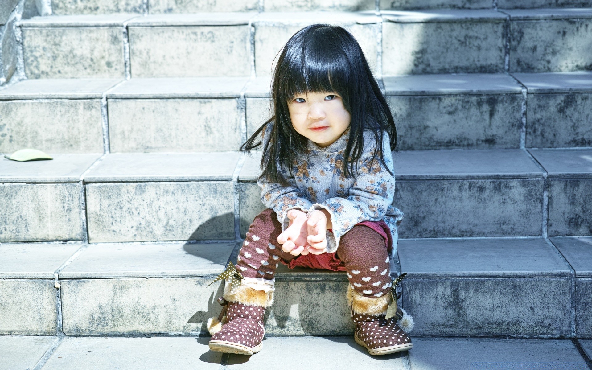 enfants enfant s asseoir portrait seul à l extérieur mignon porter