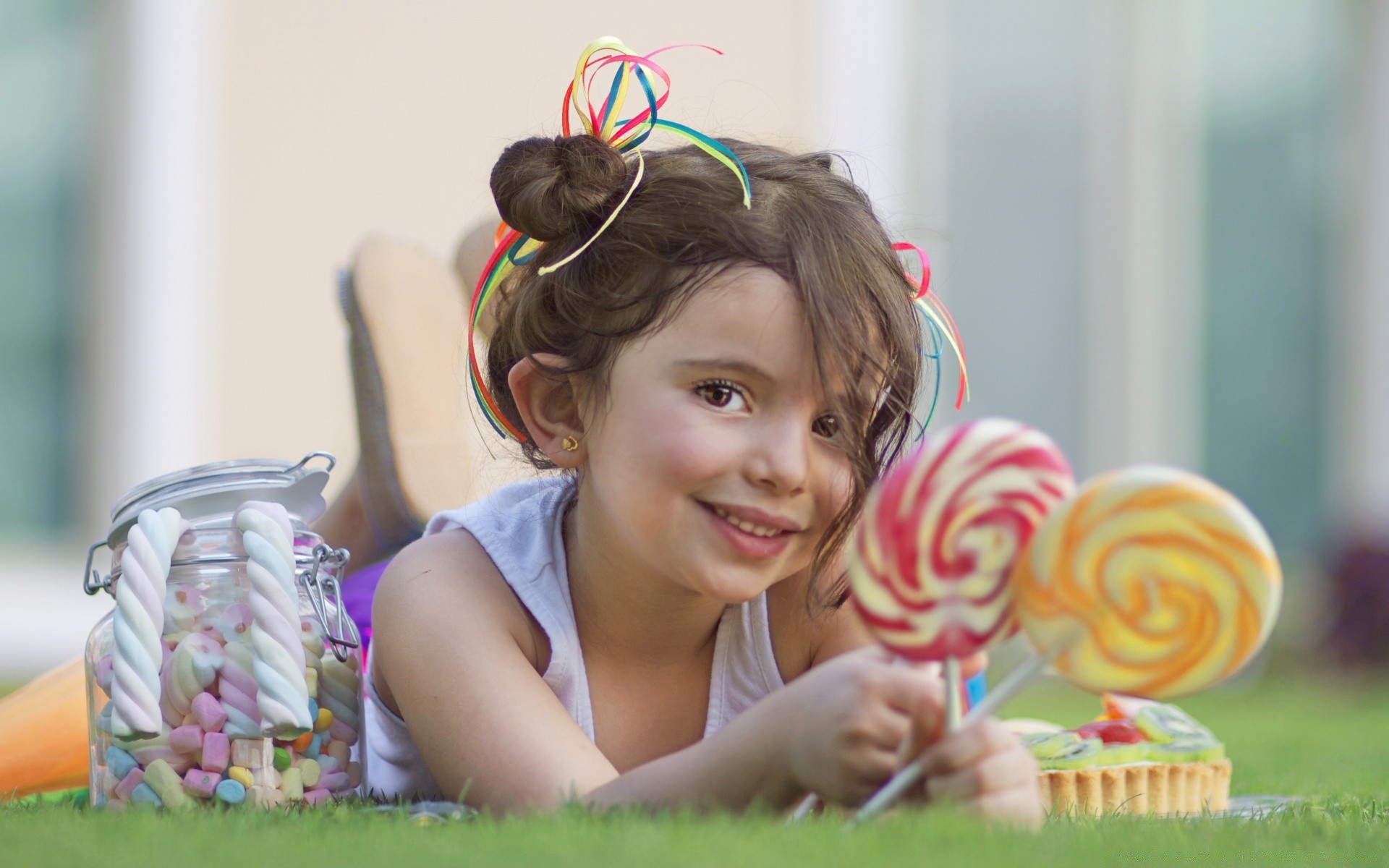 crianças criança diversão fofa grama menina verão bela parque férias felicidade pouco estilo de vida ao ar livre natureza juventude alegria sorriso mulher família