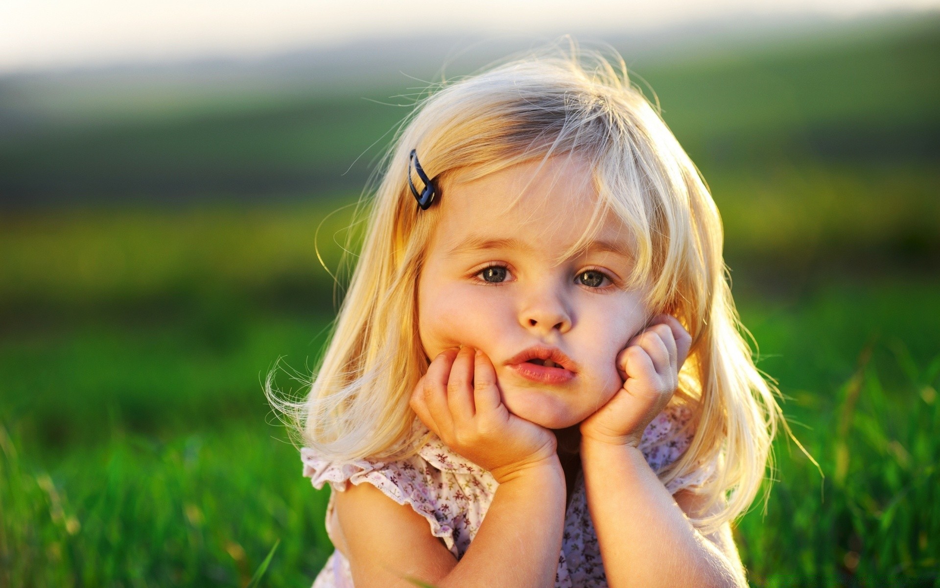 kinder gras sommer natur heuhaufen kind blond feld schön freude niedlich park freude im freien glück mädchen erholung lächeln wenig freiheit gutes wetter