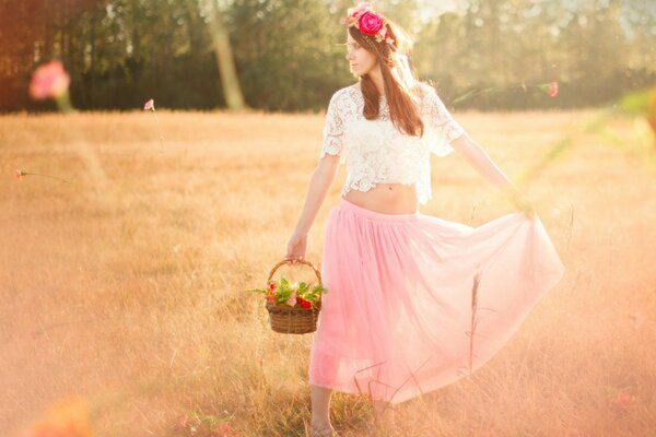 Fille en vêtements aérés avec panier