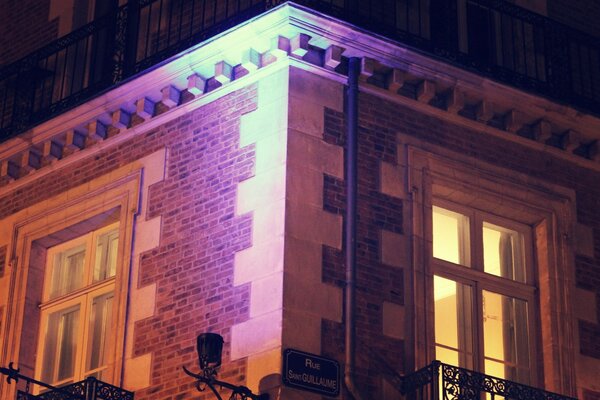 Edificio de ladrillo y luz en la ventana