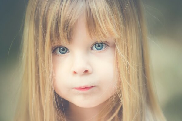 فتاة صغيرة مع عيون جميلة