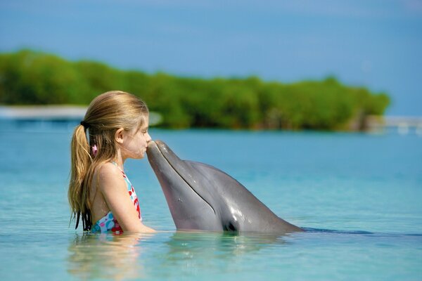 Beijando uma menina com cabelo comprido e um golfinho