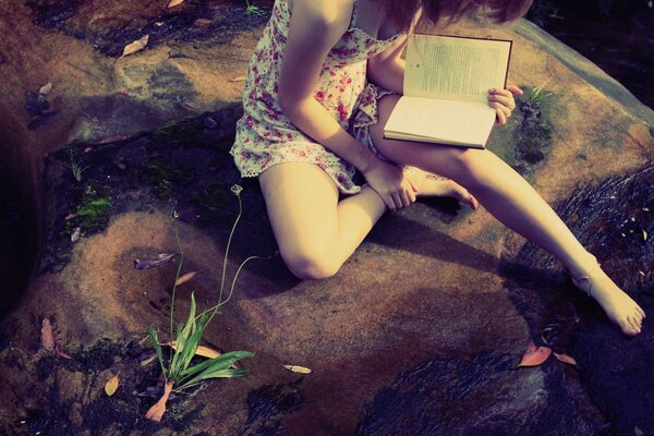 Una chica con un libro es romántica y hermosa