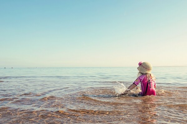 Niños en el mar en el agua