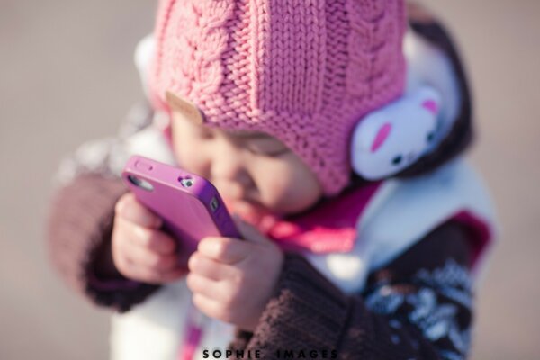 Bebê bonito falando ao telefone