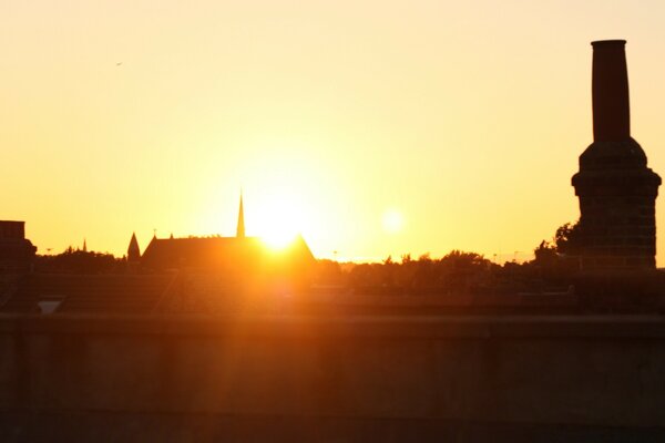 Sonnenuntergang über der Stadt von der Sonne beleuchtet