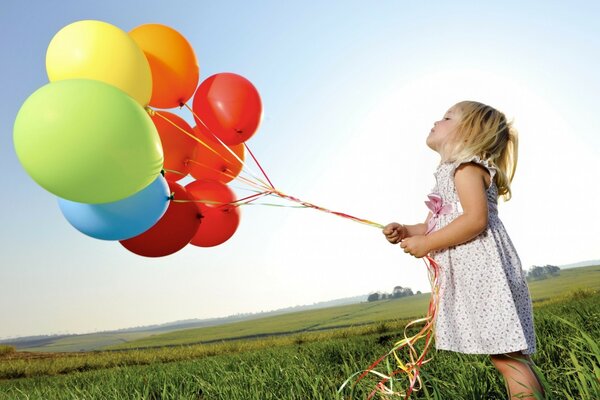 Petite fille avec des ballons