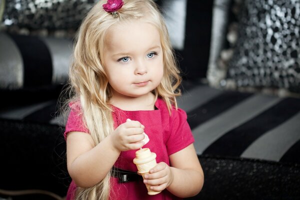 Bambina con bolle di sapone