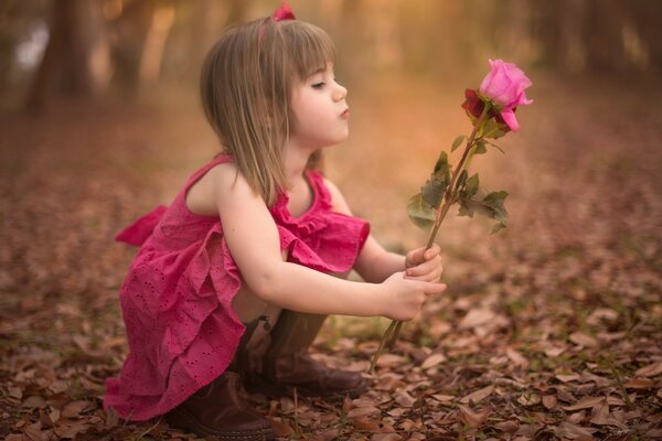 Petite fille avec des fleurs à la main