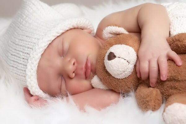 Mignon bébé avec ours en peluche