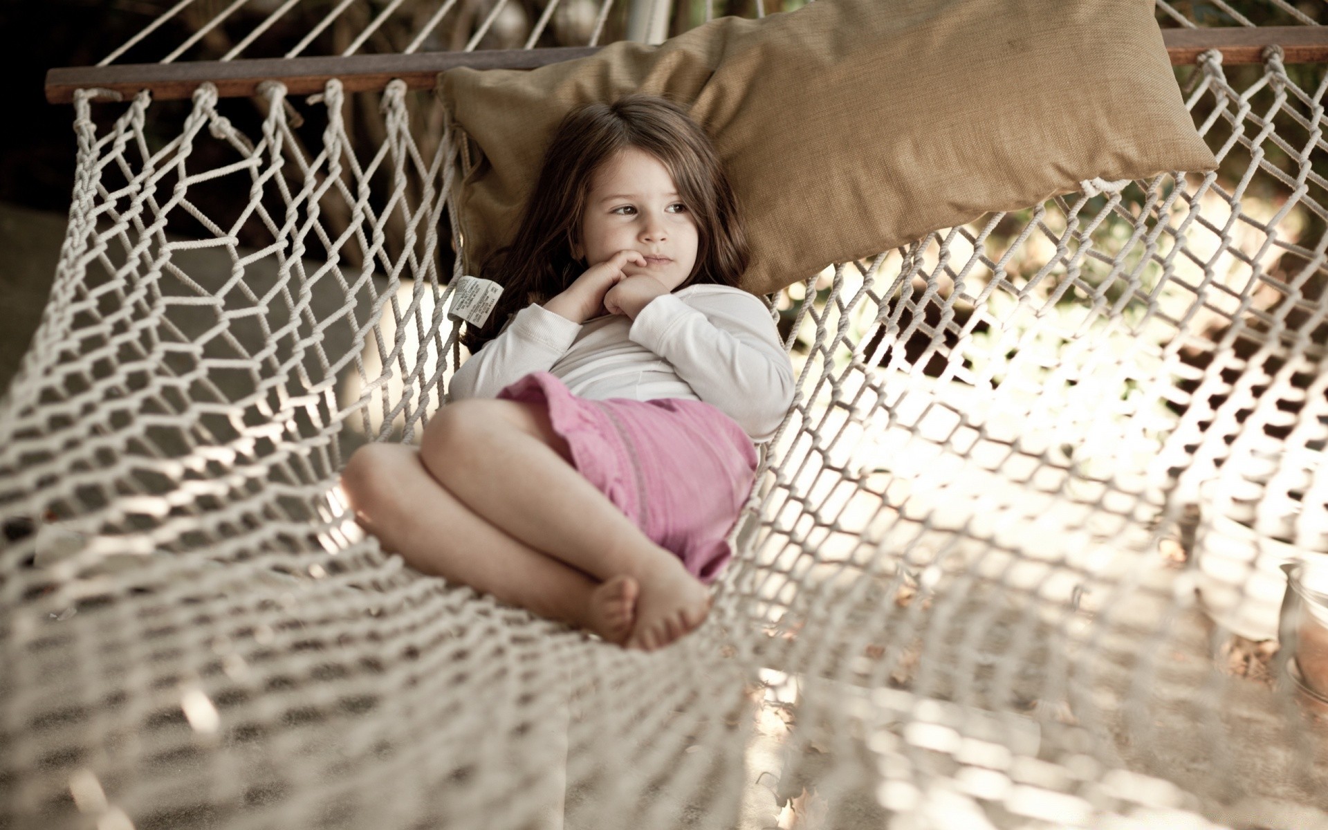 niños cesta hamaca niño niña ocio mujer solo relajación familia retrato web adulto interior estilo de vida diversión cubierta cama lindo muebles