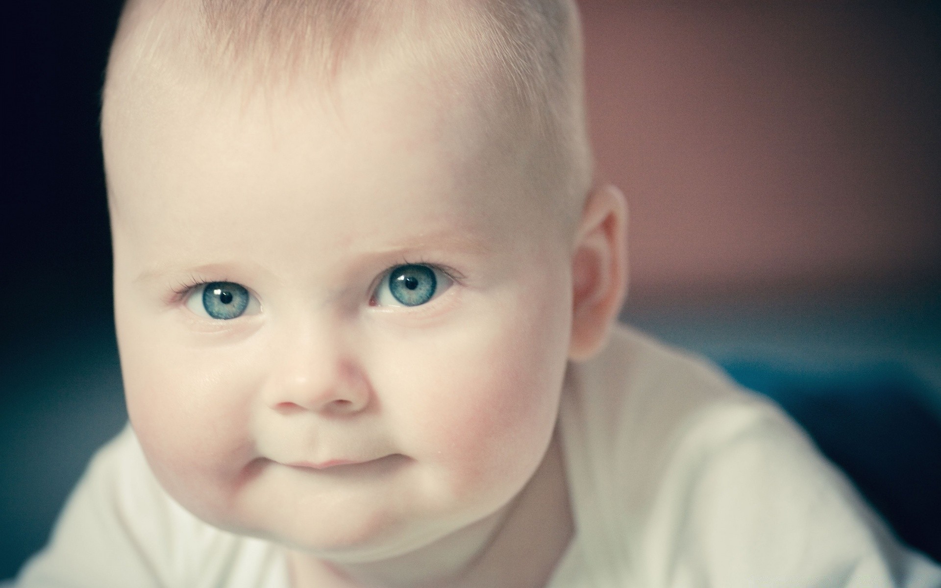 niños bebé niño pequeño bebé lindo inocencia retrato solo ojo placer divertido niño interior expresión facial recién nacido