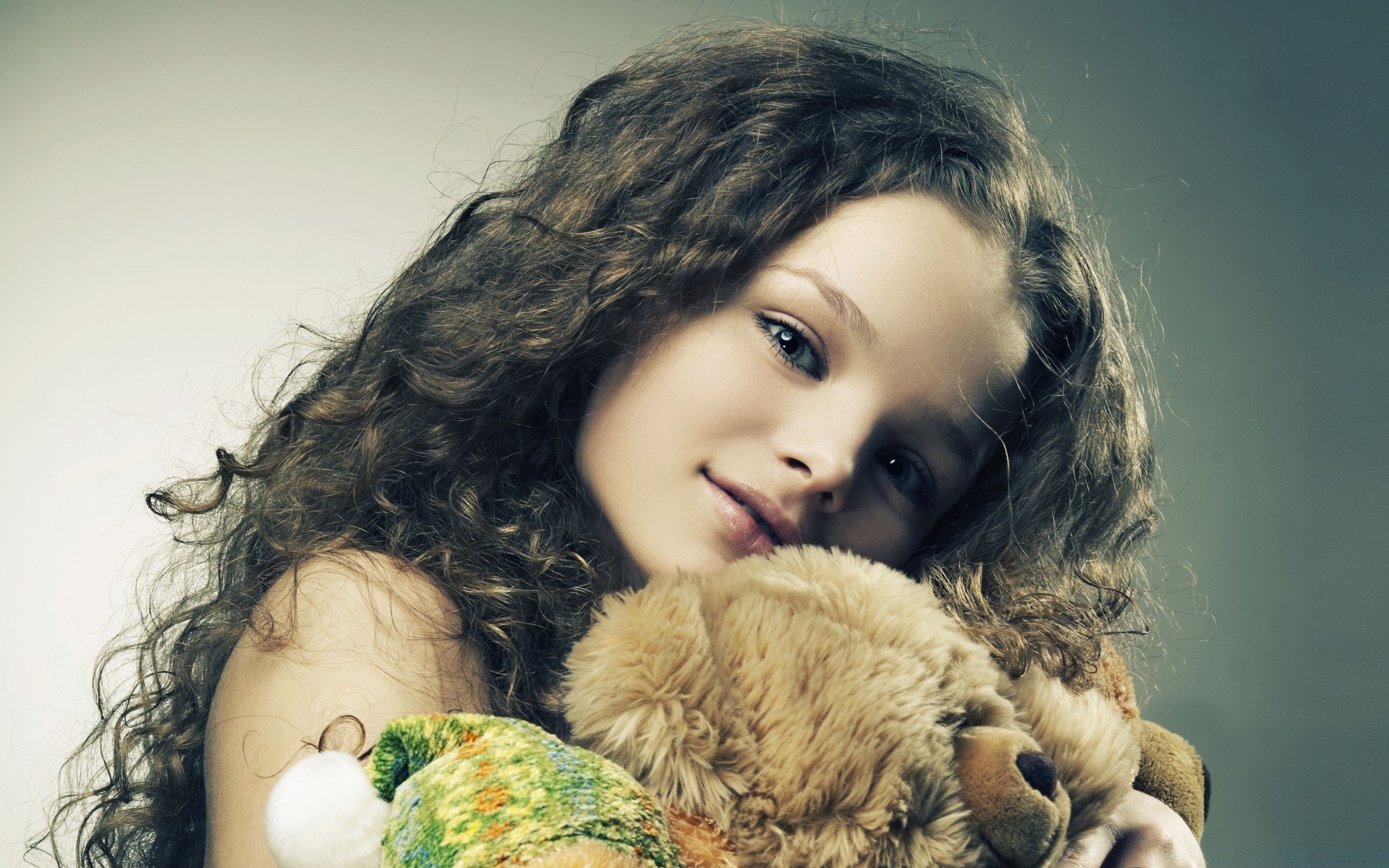 enfants fille portrait femme modèle mode belle cheveux hiver mignon unique adulte studio brunette jeune bouclé