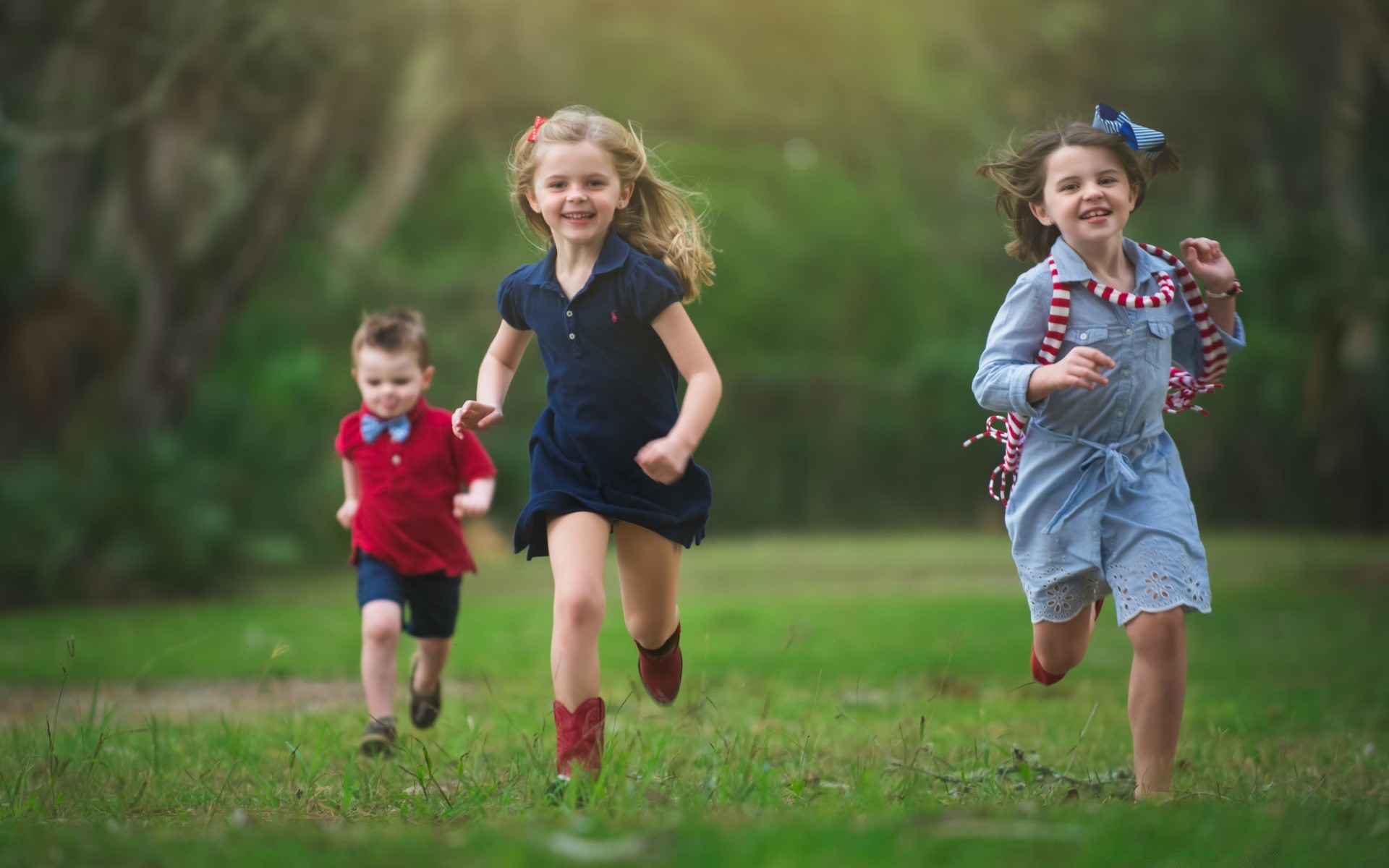 bambini bambino tempo libero divertimento tempo libero parco ragazza ragazzo felicità all aperto erba stile di vita famiglia estate gioia unione divertimento corridore amore