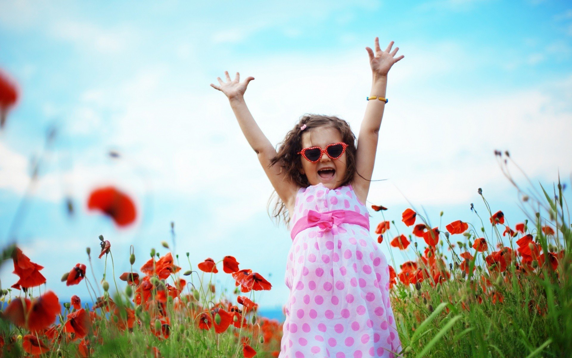 bambini fieno estate erba campo libertà felicità piacere natura cielo gioia poppy all aperto fiore spensierato piacere ragazza