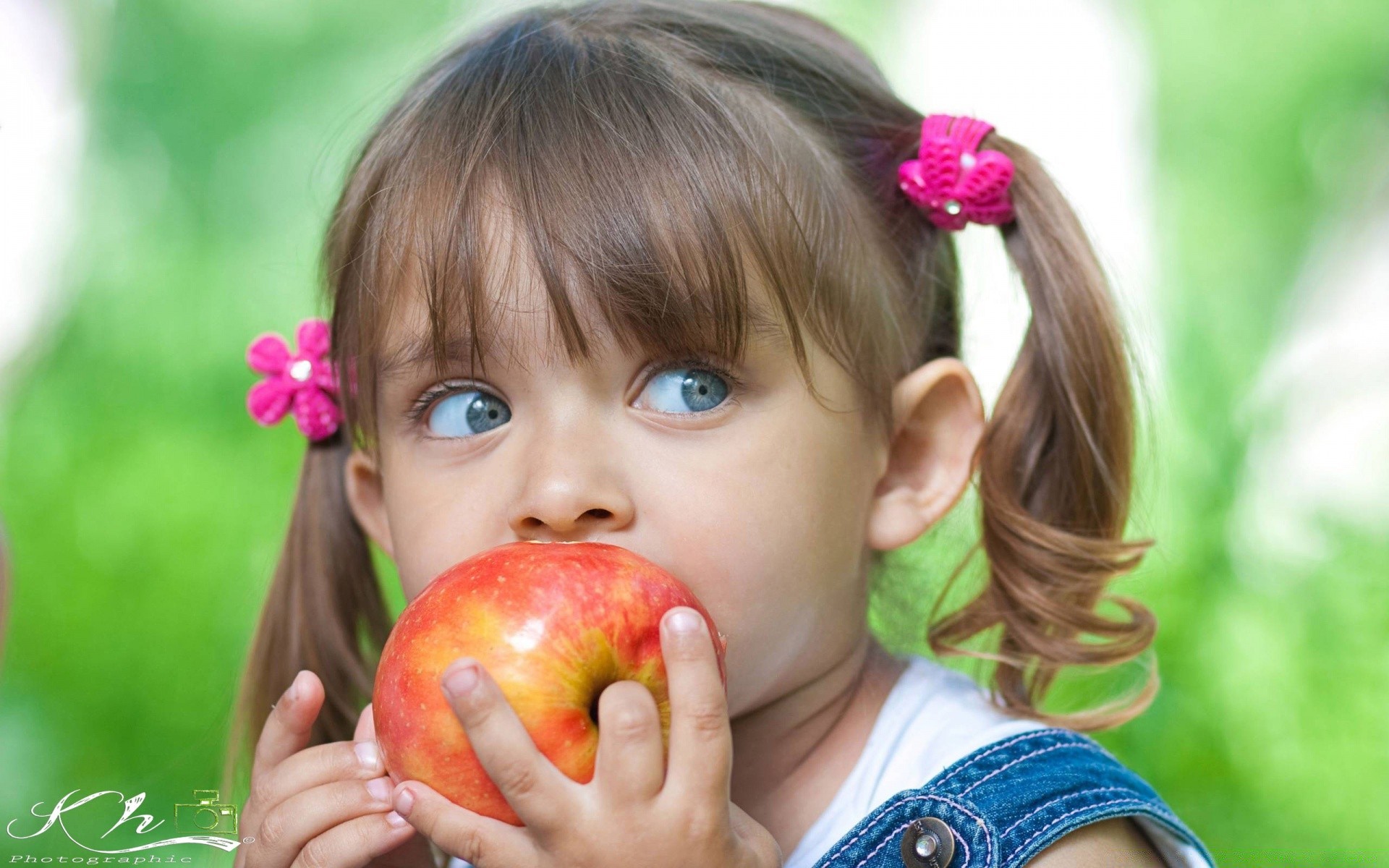 kinder kind apfel niedlich wenig natur sommer vergnügen mädchen im freien freude hübsch vergnügen unschuld süßwaren