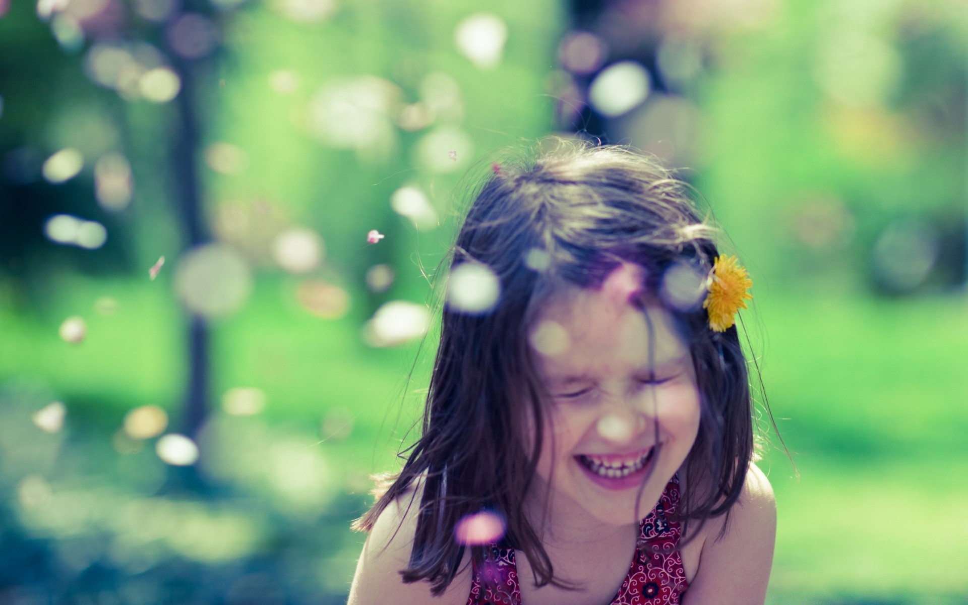 enfants fille nature portrait été belle sourire parc visage soleil à l extérieur bonheur mignon femme beau temps herbe cheveux plaisir un enfant