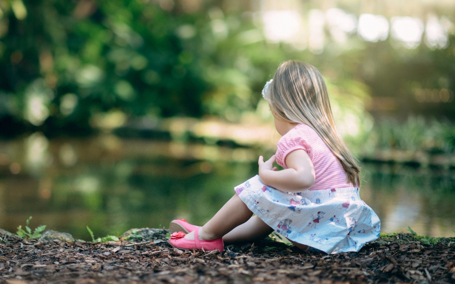 crianças menina criança natureza parque verão grama bonita sorriso ao ar livre fora lazer criança bonito pequeno estilo de vida diversão felicidade