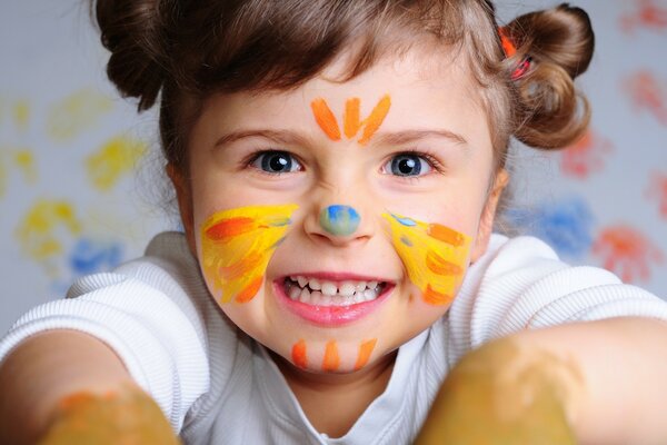 Enfant avec visage peint avec des peintures