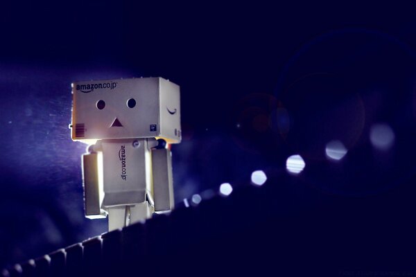 Robot de papel en la oscuridad