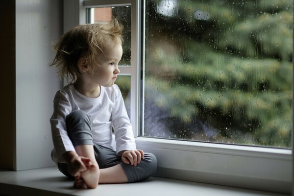 It is dangerous for children to sit on the windowsill