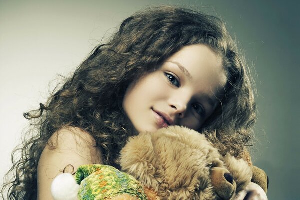 Niña con oso de peluche