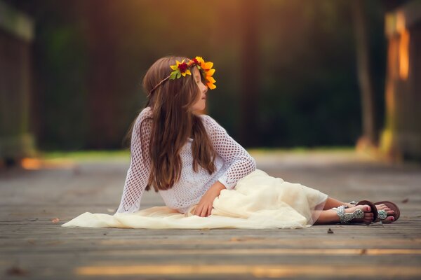 Un bambino con una corona giace sul pavimento