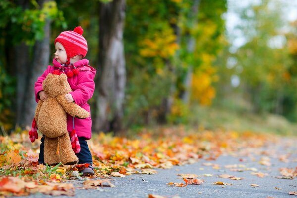 Herbstpark mit einem kleinen Kind