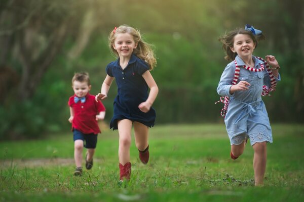 I bambini giocano divertimento relax