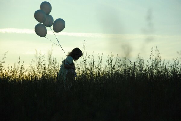 Chica con bolas al atardecer