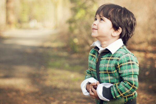 Il bambino si rallegra della giornata autunnale