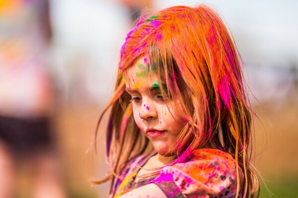 Retrato de uma menina no Festival de cores