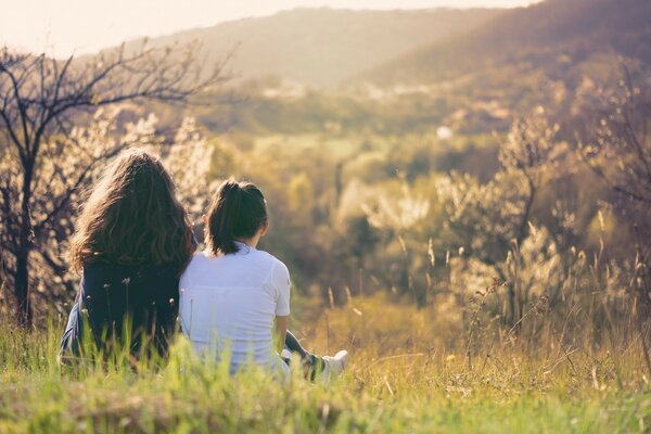 Pareja de chicas mirando un hermoso paisaje