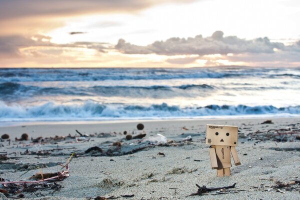 Ein verlassener Strand mit einem einsamen Pappmann