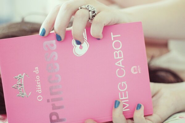 Chica joven con un libro rosa