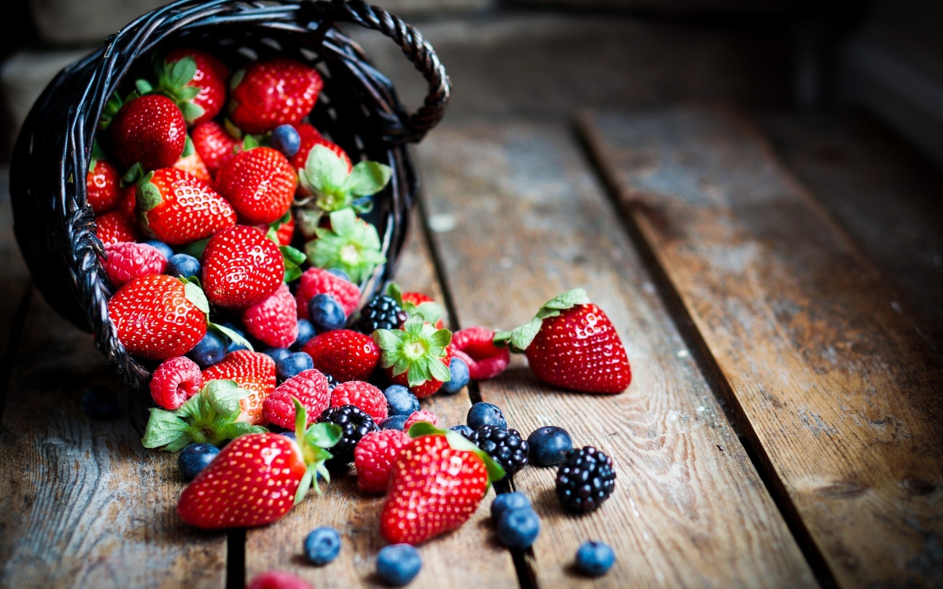 fruit food berry strawberry wooden sweet grow delicious juicy healthy nutrition wood health still life rustic pasture