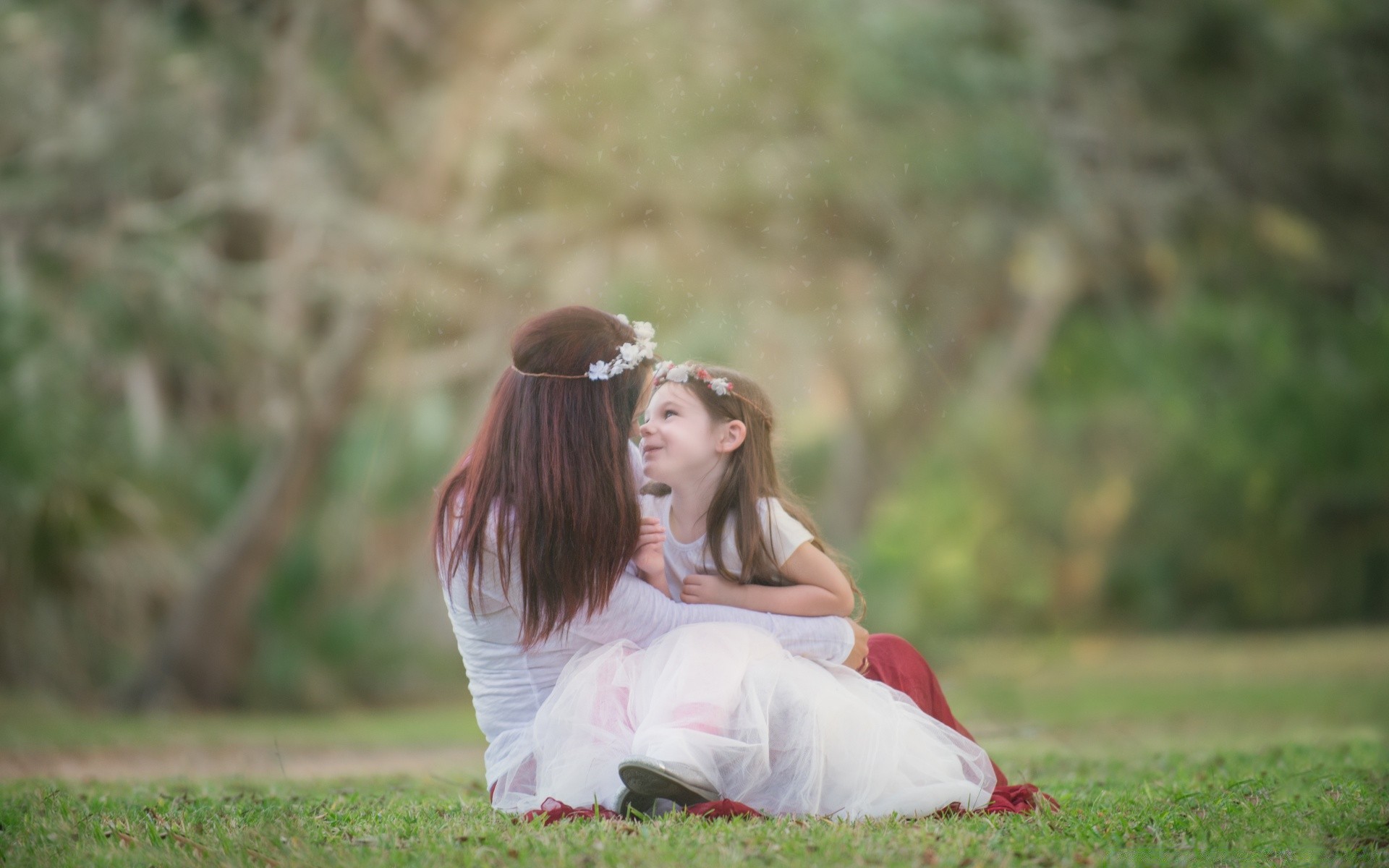 enfants nature herbe parc enfant fille amour à l extérieur femme été détente loisirs plaisir mignon joie