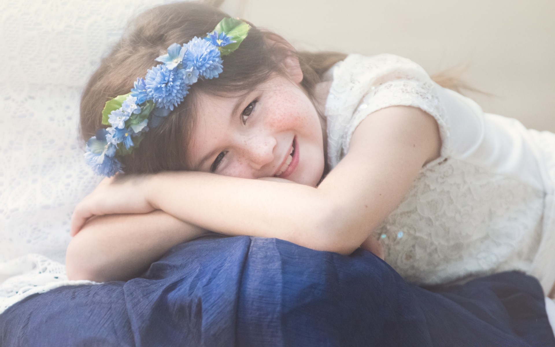 enfants fille lit femme sommeil unique portrait enfant chambre à coucher couverture enfant relaxation adulte jeunesse mignon oreiller couché