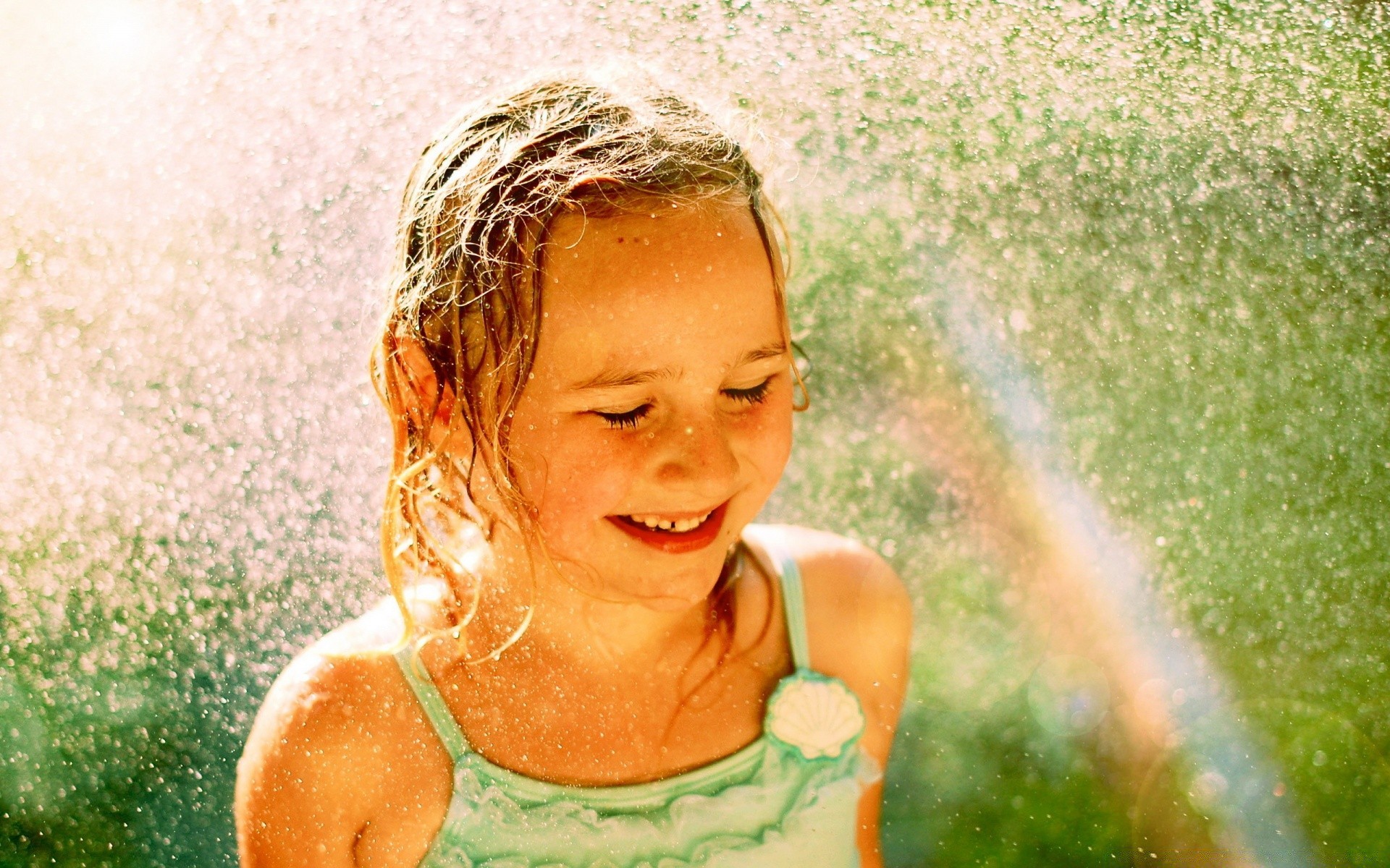 crianças menina criança verão sozinho bonita retrato felicidade prazer adulto ao ar livre natureza mulher expressão facial prazer fofa rosto molhado