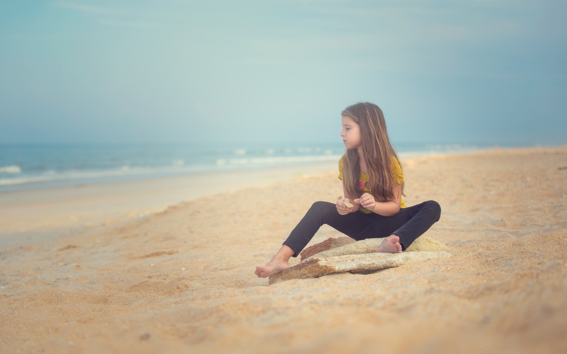 enfants plage sable mer eau mer océan été détente soleil loisirs voyage beau temps ciel yoga loisirs vacances femme tropical nature méditation