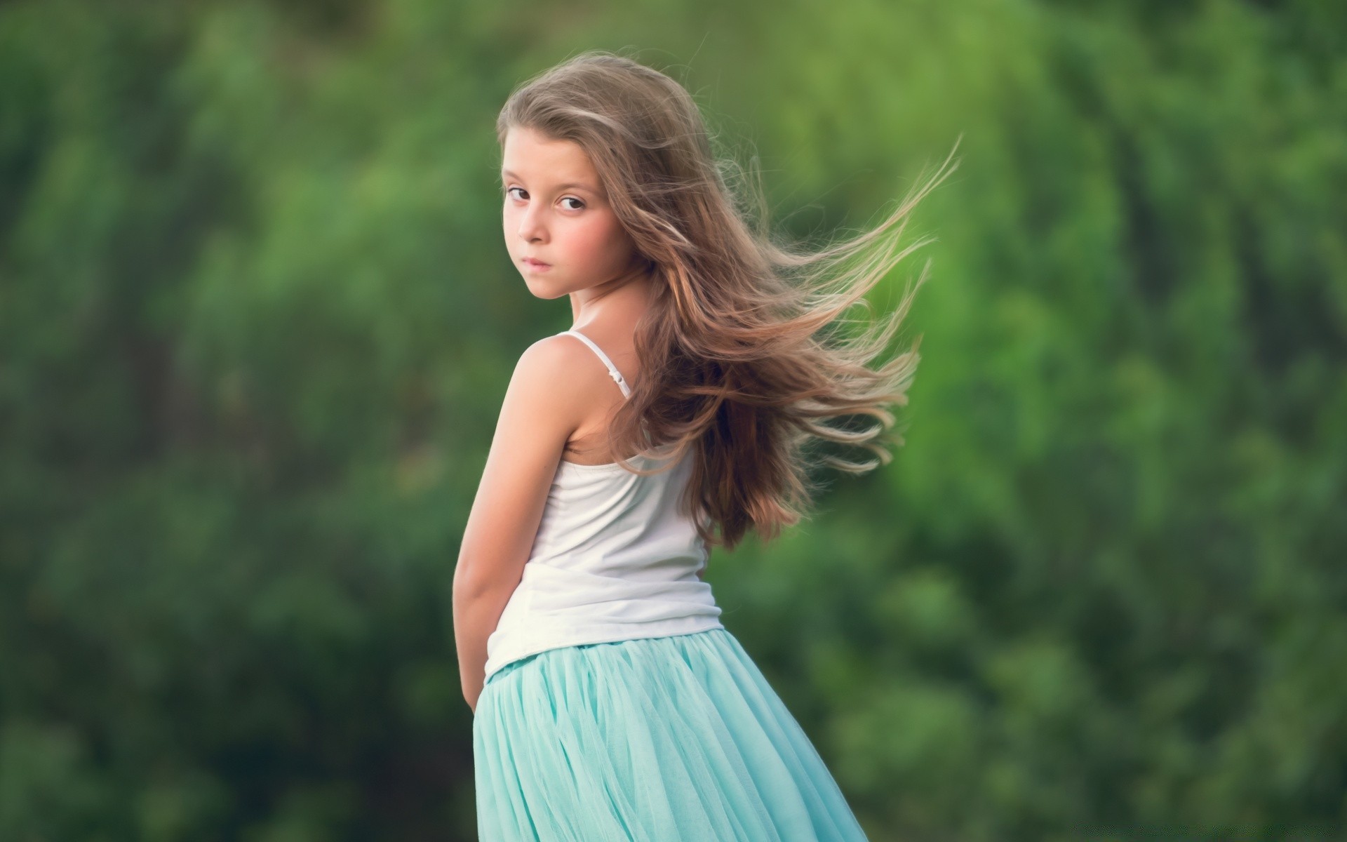 kinder natur sommer frau im freien gras gutes wetter entspannung erholung mode ziemlich