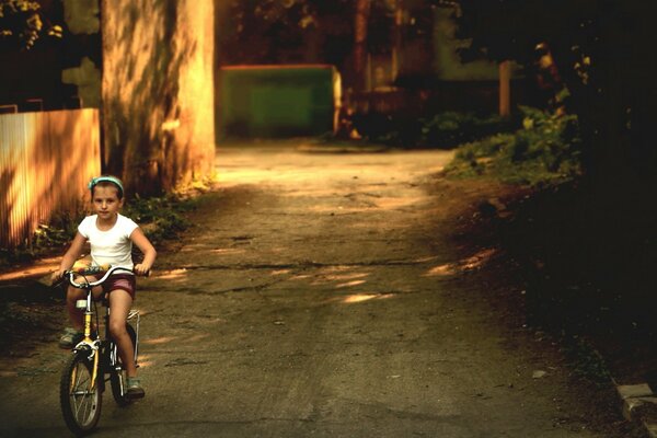 Niño en bicicleta, calle y ciudad