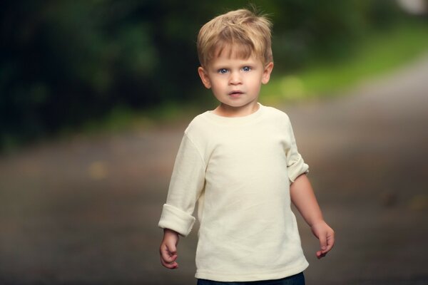 Ritratto di un bambino all aperto