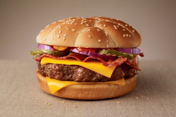 Chisburger avec une énorme katleta repose sur la table