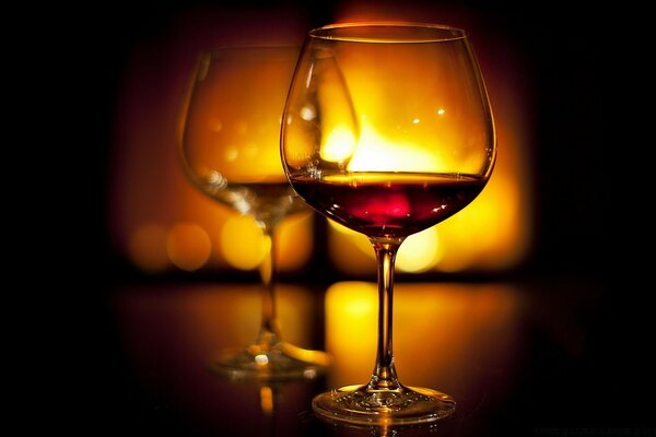 Wieczór, dwa kieliszki z winem
