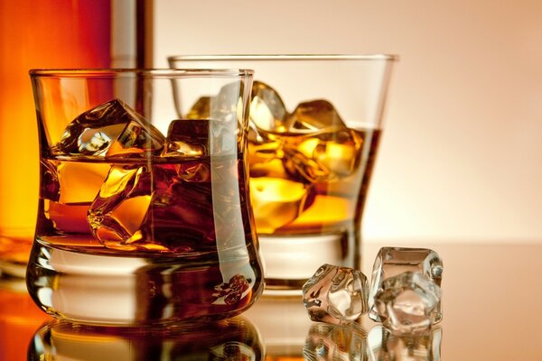 Whisky en stock con hielo