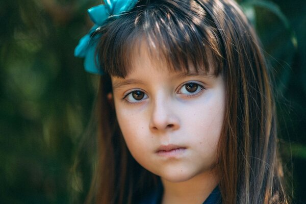 Niña con una flor en el pelo